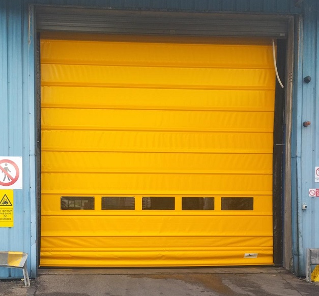 porte souple à enroulement jaune